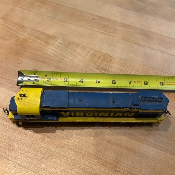 TYCO HO Scale VIRGINIAN 4301 DIESEL Locomotive Train Engine & xtra car - Picture 3 of 16